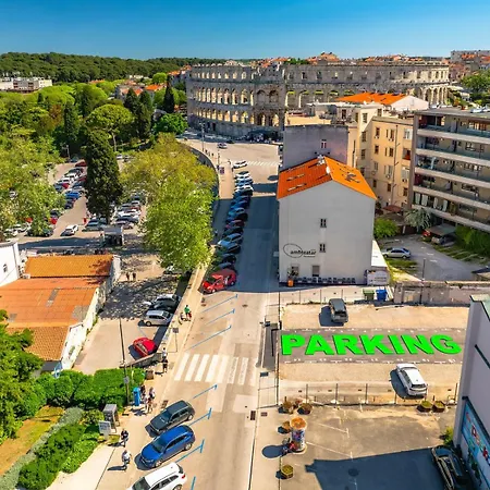 Apartment Aaa Apartments & Rooms With Free Private Parking *